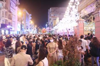 Người Sài Gòn đón Noel 2020 kẹt cứng trung tâm thành phố với... khẩu trang phòng Covid-19 - ảnh 5