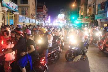 Người Sài Gòn đón Noel 2020 kẹt cứng trung tâm thành phố với... khẩu trang phòng Covid-19 - ảnh 6