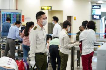 Bộ GTVT khẳng định việc xét nghiệm COVID-19 cho 3.200 nhân viên sân bay Nội Bài không ảnh hưởng đến hoạt động bay - Ảnh 2.