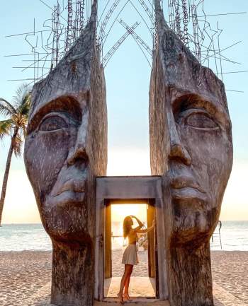 Cánh cổng trời được xây dựng tại Bãi Trường (Phú Quốc) gây ấn tượng với lối thiết kế hình mặt người tách làm đôi độc đáo. Công trình có mặt hướng về đất liền, ở giữa là lối đi nhỏ tựa cánh cổng mở, vừa để du khách có thể đứng chụp hình, vừa dẫn dắt bạn ra bãi biển. Ảnh: Vogueuplikethis.