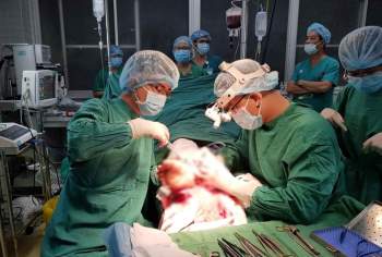 Các bác sĩ thực hiện phẫu thuật nối bàn chân cho bệnh nhân.