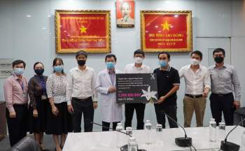 Quyền Linh và người yêu lan ủng hộ 2 tỷ đồng cho Bắc Giang và Bệnh viện K - Ảnh 1.