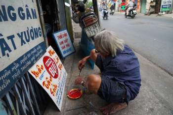 Xót xa những ngày khó khăn của người nghệ sĩ vẽ biển hiệu bằng tay cuối cùng ở Sài Gòn - Ảnh 1.