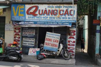 Xót xa những ngày khó khăn của người nghệ sĩ vẽ biển hiệu bằng tay cuối cùng ở Sài Gòn - Ảnh 4.