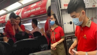 Nữ hành khách ném điện thoại vào tiếp viên hàng không bị cấm bay 12 tháng