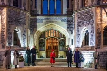 Cùng diện đồ đỏ xuất hiện trước công chúng, Nữ hoàng Anh và Công nương Kate ghi điểm mạnh bởi thần thái sang trọng, quyền lực - Ảnh 2.