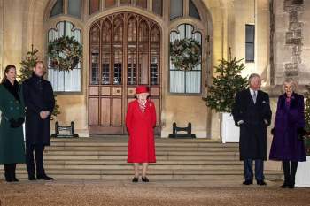 Cùng diện đồ đỏ xuất hiện trước công chúng, Nữ hoàng Anh và Công nương Kate ghi điểm mạnh bởi thần thái sang trọng, quyền lực - Ảnh 3.