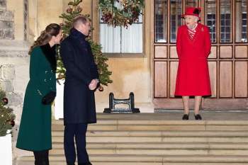 Cùng diện đồ đỏ xuất hiện trước công chúng, Nữ hoàng Anh và Công nương Kate ghi điểm mạnh bởi thần thái sang trọng, quyền lực - Ảnh 4.