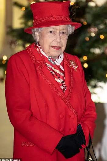 Cùng diện đồ đỏ xuất hiện trước công chúng, Nữ hoàng Anh và Công nương Kate ghi điểm mạnh bởi thần thái sang trọng, quyền lực - Ảnh 6.