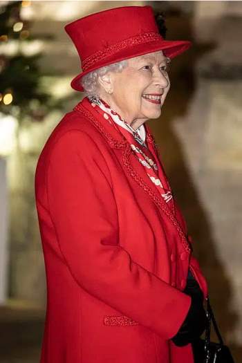 Cùng diện đồ đỏ xuất hiện trước công chúng, Nữ hoàng Anh và Công nương Kate ghi điểm mạnh bởi thần thái sang trọng, quyền lực - Ảnh 7.