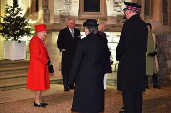Cùng diện đồ đỏ xuất hiện trước công chúng, Nữ hoàng Anh và Công nương Kate ghi điểm mạnh bởi thần thái sang trọng, quyền lực - Ảnh 5.