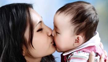 Không chỉ lây COVID- 19, những căn bệnh nguy hiểm có thể cướp đi sự sống của trẻ từ nụ hôn không thể ngờ - Ảnh 2.