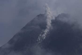 Núi lửa Merapi của Indonesia phun khí nóng, 500 người phải sơ tán -0