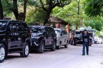 Vỉa hè cải tạo khang trang bị biến thành bãi đỗ xe: Thành ủy Hà Nội lên tiếng - 1