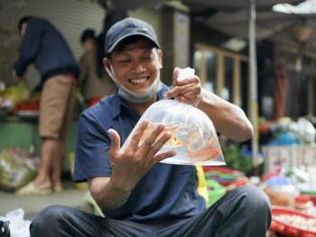 23 tháng Chạp: Người Sài Gòn chen chân đi chợ mua cá chép tiễn ông Táo - ảnh 11
