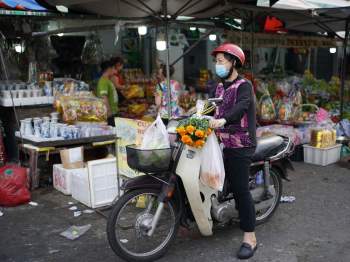 23 tháng Chạp: Người Sài Gòn chen chân đi chợ mua cá chép tiễn ông Táo - ảnh 14