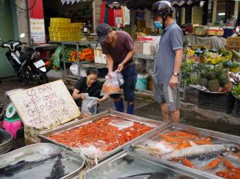 23 tháng Chạp: Người Sài Gòn chen chân đi chợ mua cá chép tiễn ông Táo - ảnh 13