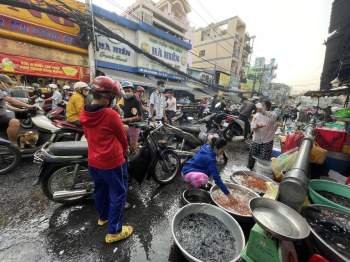 23 tháng Chạp: Người Sài Gòn chen chân đi chợ mua cá chép tiễn ông Táo - ảnh 5