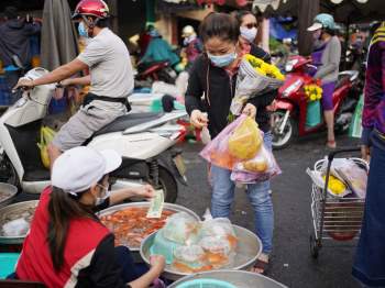 23 tháng Chạp: Người Sài Gòn chen chân đi chợ mua cá chép tiễn ông Táo - ảnh 7