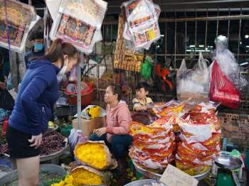 23 tháng Chạp: Người Sài Gòn chen chân đi chợ mua cá chép tiễn ông Táo - ảnh 10