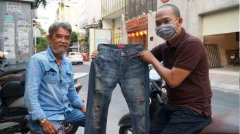 'Độc nhất' Sài Gòn họa sĩ chuyên 'xé quần jeans' 30 năm ngay trung tâm - ảnh 4