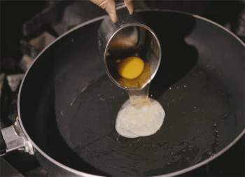 Ốp trứng đừng cho luôn vào chảo, thêm mẹo này để trứng luôn tròn, không dính - Ảnh 1