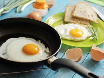 Ốp trứng đừng cho luôn vào chảo, thêm mẹo này để trứng luôn tròn, không dính - Ảnh 2