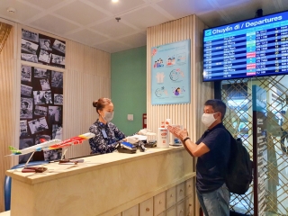 Unilever đồng hành cùng cảng hàng không Quốc tế Tân Sơn Nhất và công ty Sasco phòng dịch cho hành khách - Ảnh 1.