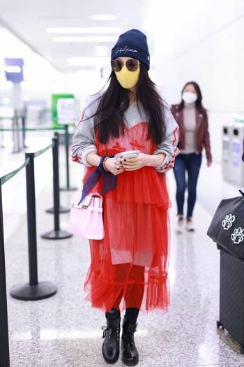 Phạm Băng Băng diện váy ngủ, Dương Mịch biến thành cây treo túi ở sân bay Ảnh 1