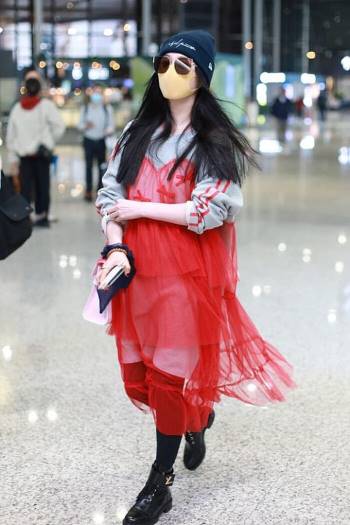 Phạm Băng Băng diện váy ngủ, Dương Mịch biến thành cây treo túi ở sân bay Ảnh 2