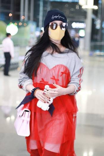Phạm Băng Băng diện váy ngủ, Dương Mịch biến thành cây treo túi ở sân bay Ảnh 3