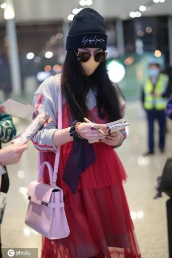 Phạm Băng Băng diện váy ngủ, Dương Mịch biến thành cây treo túi ở sân bay Ảnh 4