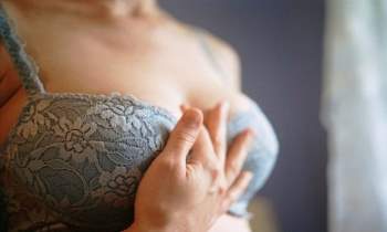 Một người mắc bệnh ung thư sẽ thấy 2 dấu vết kỳ lạ ở ngực, càng khám sớm thì cơ hội điều trị, sống sót càng cao - Ảnh 1.