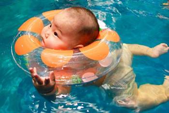 Bé 1 tháng tuổi Ch?t ngạt khi tập bơi ở nhà với phao đỡ cổ dù có sự giám sát của người lớn - Ảnh 3.