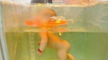 Em bé sơ sinh Ch?t ngạt khi tập bơi ở nhà dù có sự giám sát của người lớn - Ảnh 1.