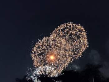 Mãn nhãn những màn pháo hoa đẹp mê hồn chào năm mới 2021 tại Hà Nội - Ảnh 4.