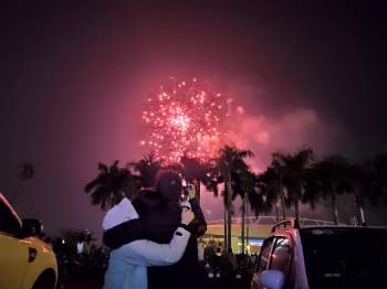 Mãn nhãn những màn pháo hoa đẹp mê hồn chào năm mới 2021 tại Hà Nội - Ảnh 5.
