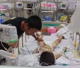 Bé trai 7 tuổi ở Bình Phước hôn mê, nguy kịch sau khi phẫu thuật tháo đinh nẹp tay - Ảnh 1