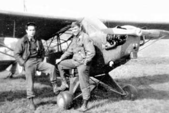 Hai Trung úy phi công Mỹ Merritt Duane Francies (trái) và William Martin bên chiếc “Miss Me?”; Nguồn: historygreatrussia.ru.