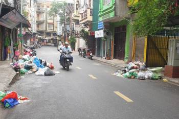 Người dân phố An Dương khốn khổ vì rác chất đầy đường - Ảnh 4.