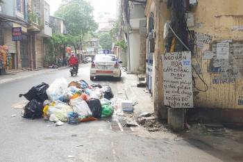 Người dân phố An Dương khốn khổ vì rác chất đầy đường - Ảnh 10.