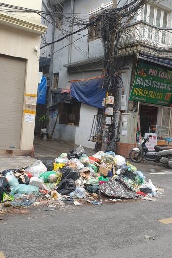 Người dân phố An Dương khốn khổ vì rác chất đầy đường - Ảnh 8.