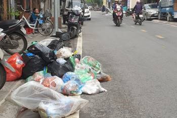 Người dân phố An Dương khốn khổ vì rác chất đầy đường - Ảnh 2.