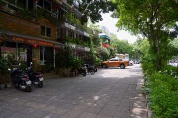 Nhiều phố cà phê Hà Nội vắng như Tết sau lệnh cấm bán hàng - Ảnh 9.