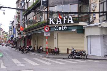 Nhiều phố cà phê Hà Nội vắng như Tết sau lệnh cấm bán hàng - Ảnh 7.