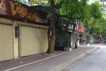 Nhiều phố cà phê Hà Nội vắng như Tết sau lệnh cấm bán hàng - Ảnh 4.