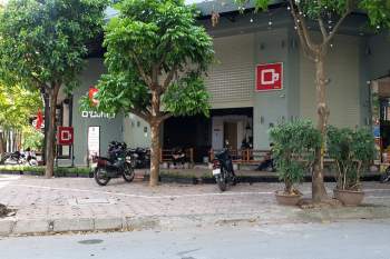 Nhiều phố cà phê Hà Nội vắng như Tết sau lệnh cấm bán hàng - Ảnh 8.