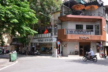 Nhiều phố cà phê Hà Nội vắng như Tết sau lệnh cấm bán hàng - Ảnh 10.