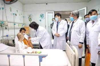 Giám đốc Bệnh viện Việt Đức nhận danh hiệu Anh hùng Lao động thời kỳ đổi mới - Ảnh 4.