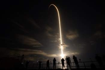Tàu tên lửa của SpaceX phóng bốn phi hành gia lên trạm vũ trụ -0